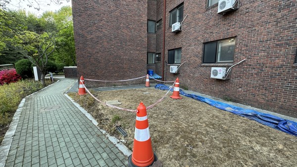 청람관 앞 개방된 천막 (사진 / 김승훈 기자)