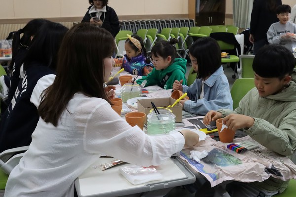 '색동잔치' 나만의 화분 만들기 체험 모습 (사진 / 정혜원 기자)
