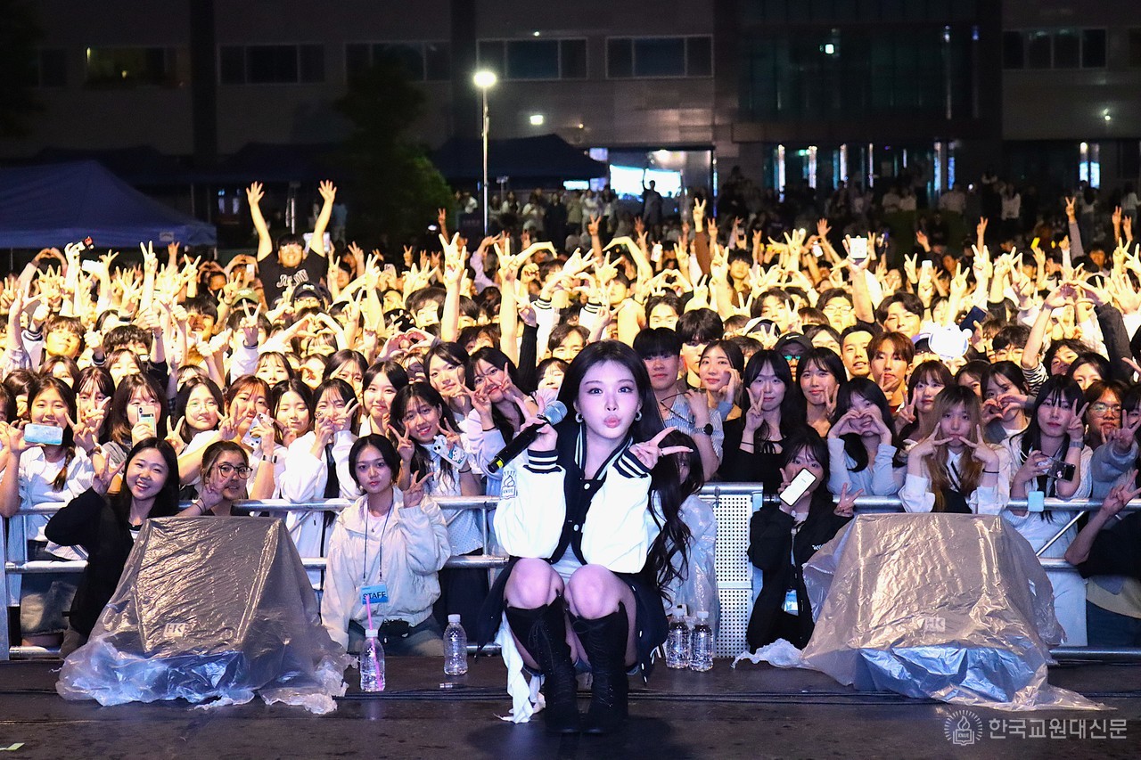 학우들과 함께 사진을 찍는 가수 ‘청하’ (사진 / 박예담 기자)