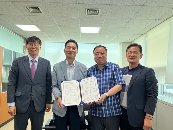 기증식 기념 사진. 왼쪽부터 ▲조철수 총동문회장(역사교육·85) ▲송호정 교육박물관장 ▲권영기 교장(윤리교육·85) ▲김경래 체육교육과 교수(체육교육·85) (사진 / 교육박물관 제공)