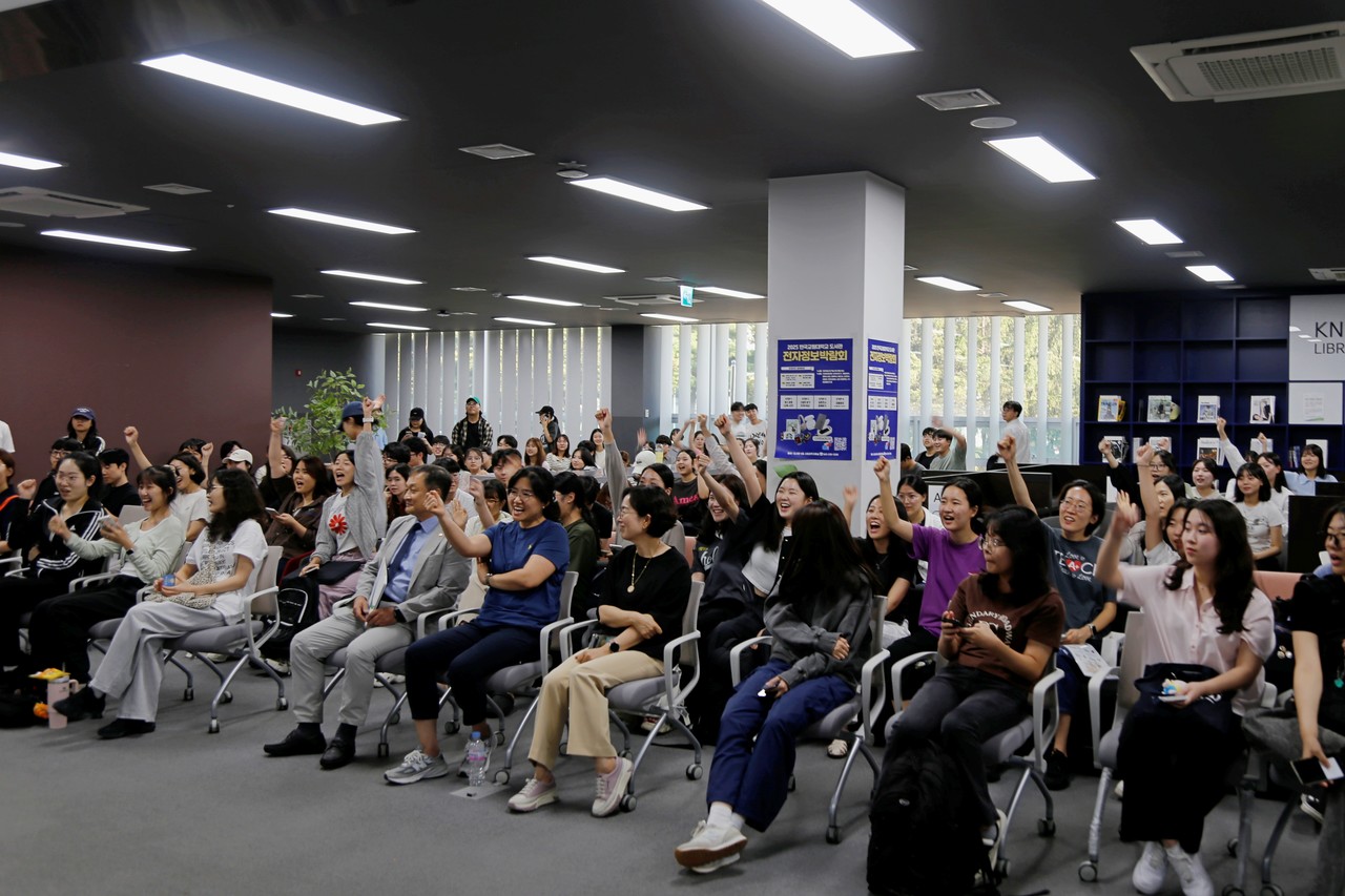 학술전자정보박람회 스피드퀴즈 (사진 / 도서관 학술정보과 제공)