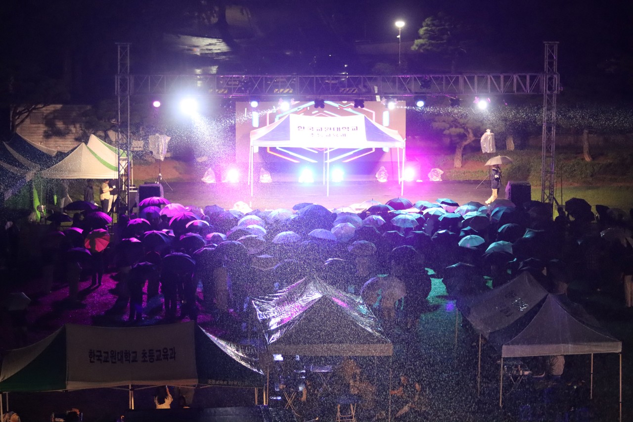 빗속에서 김승민씨 무대를 즐기는 학우들 (사진 / 정준우 기자)