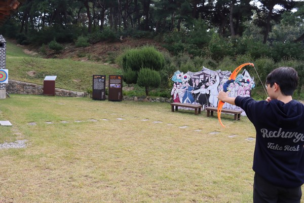 활쏘기를 체험하는 정준우 기자 (사진 / 한국교원대신문)