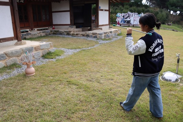 투호 던지기를 체험하는 민경빈 기자 (사진 / 한국교원대신문)