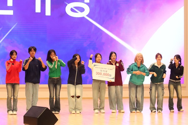 인기상을 수상한 '청바지' 팀 (사진 / 서수연 기자)